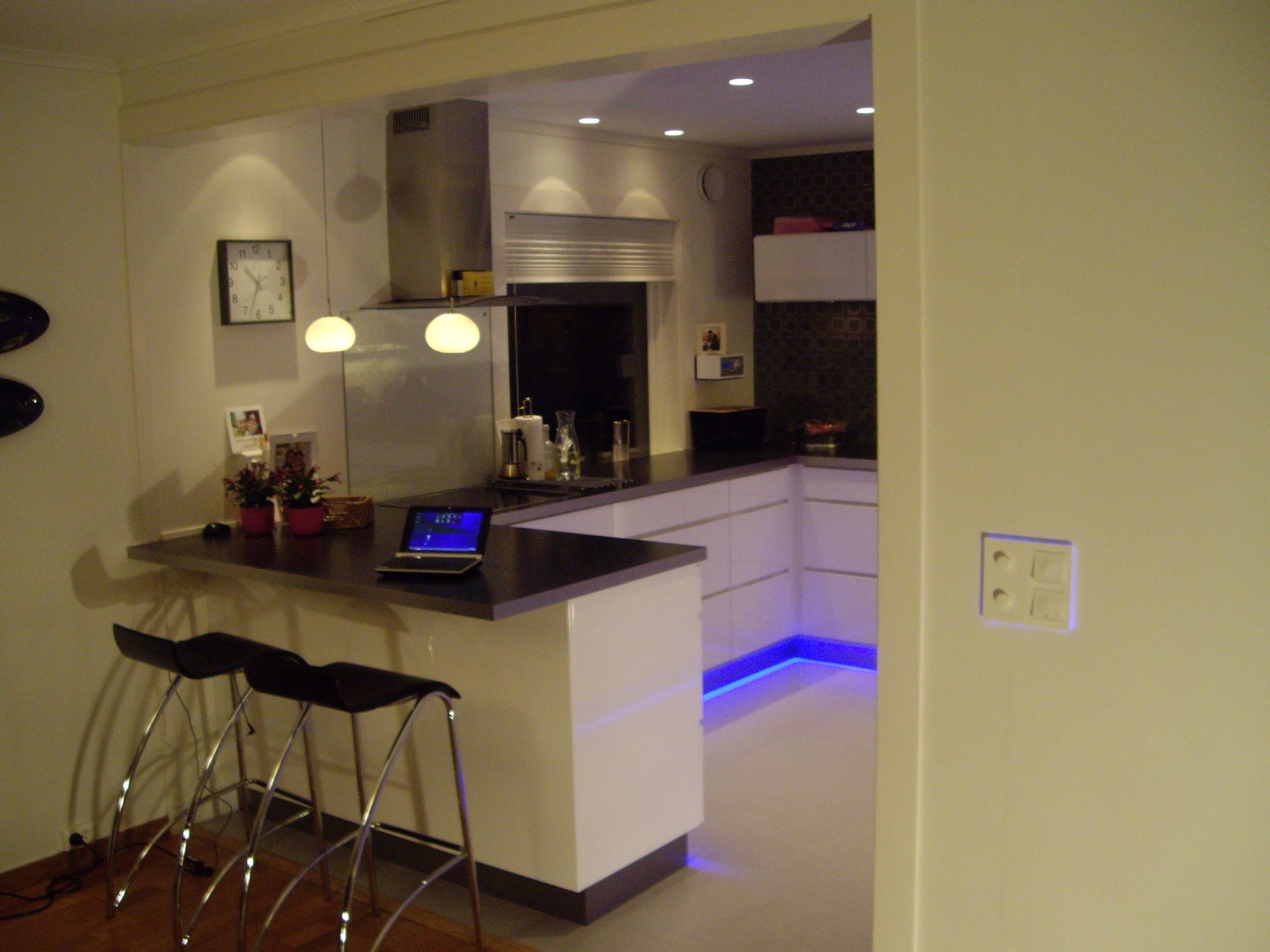 Belysning på kjøkken på undersiden av kjøkkenbenker
