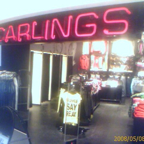 Neonskilt på butikkfasade til Carlings