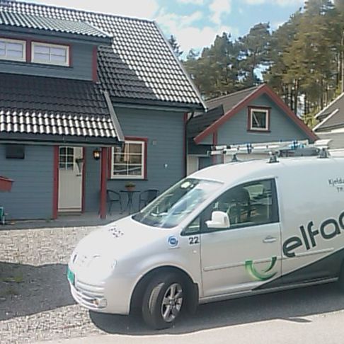 Firmabil med Elfag logo på siden parkert utenfor en kunde sitt hus hvor de utfører tjenester