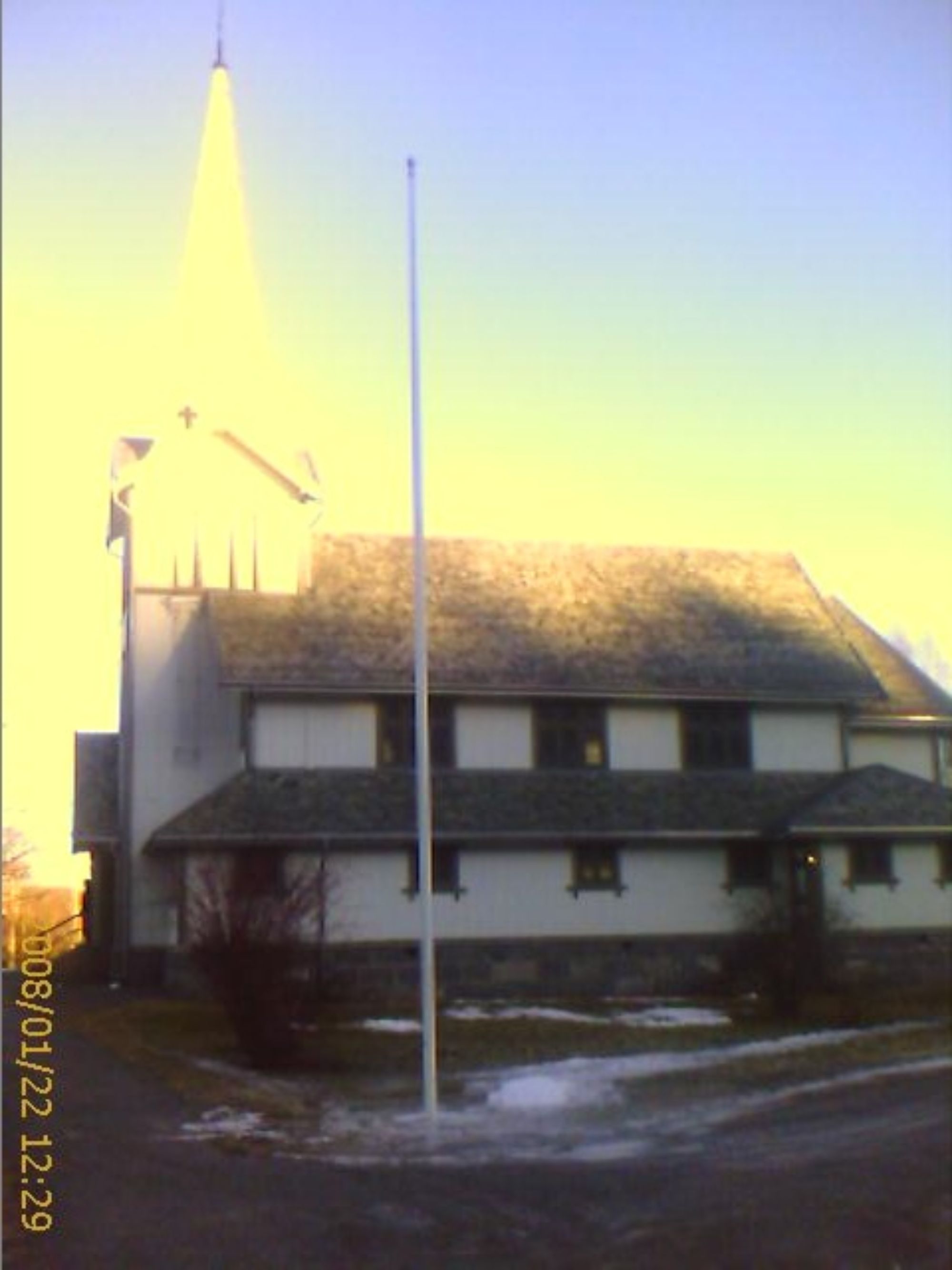 Et kirkebygg på vinterstid