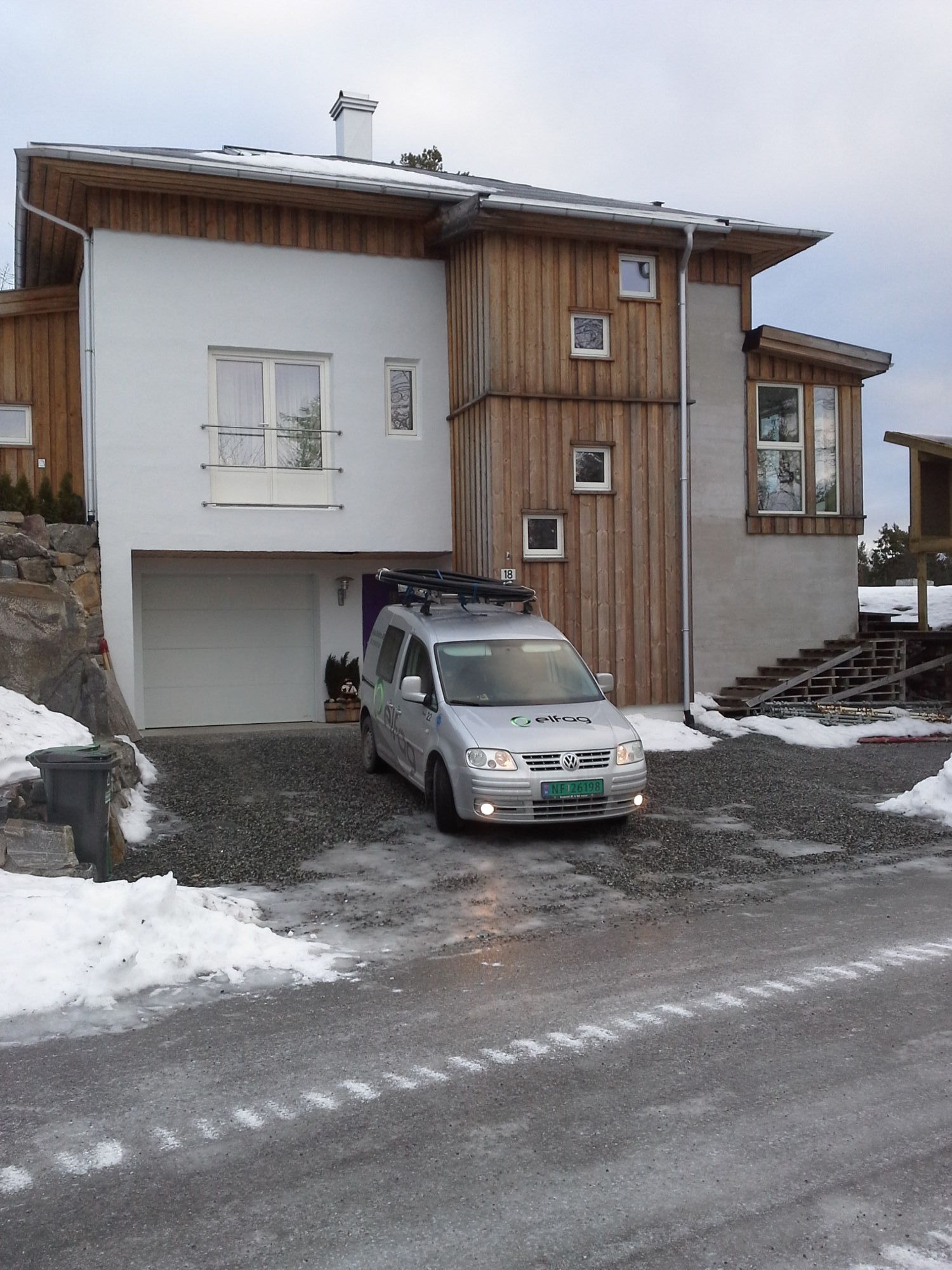 Moderne hus med elfag firmabil parkert i innkjørsel
