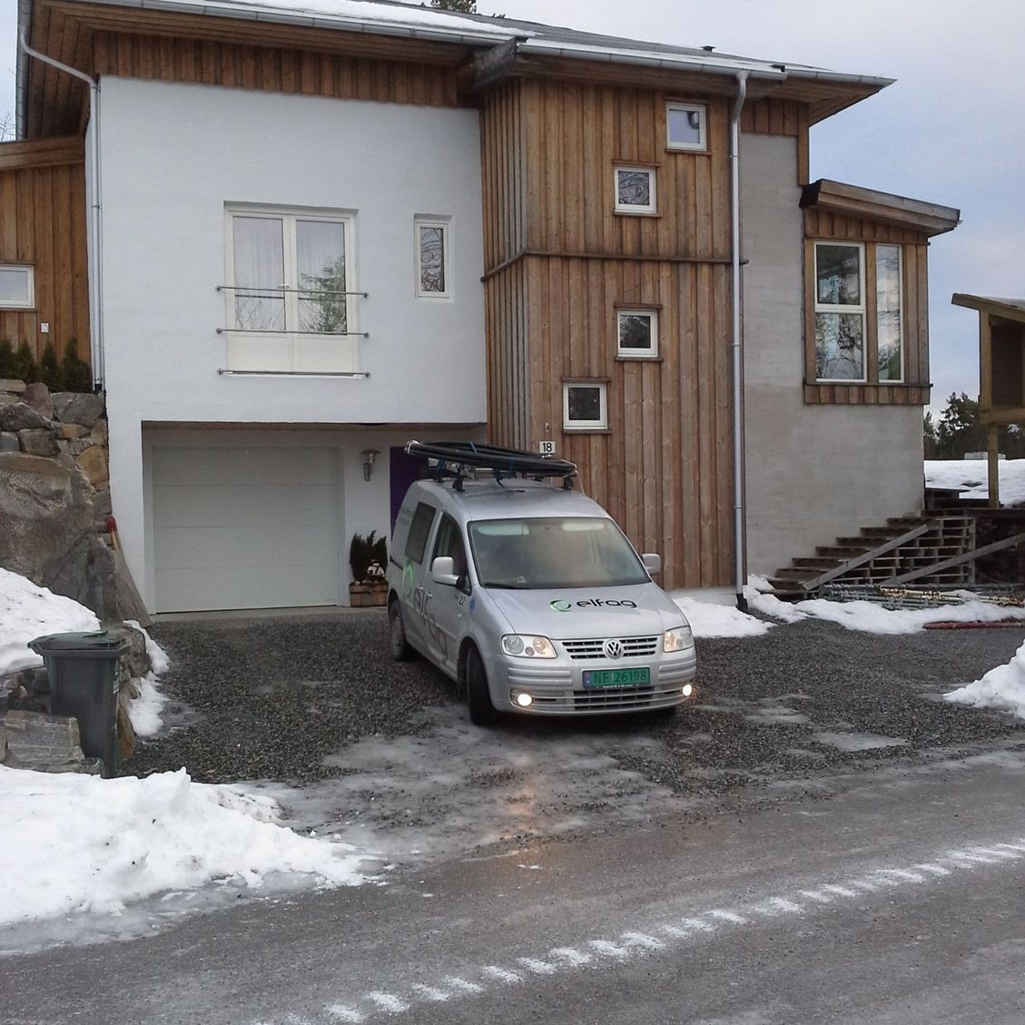 Moderne hus med elfag firmabil parkert i innkjørsel
