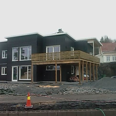 Moderne hus som er i prosessen med å få bygt på en veranda 